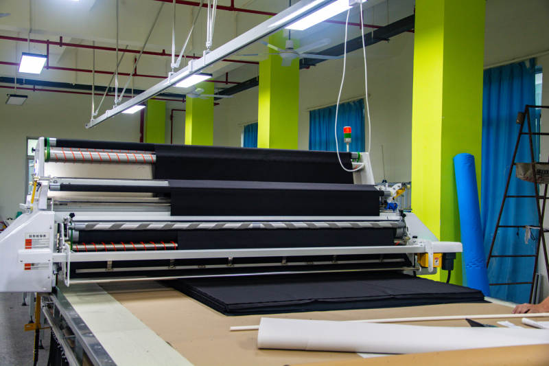 工业裁布机工作场景图片