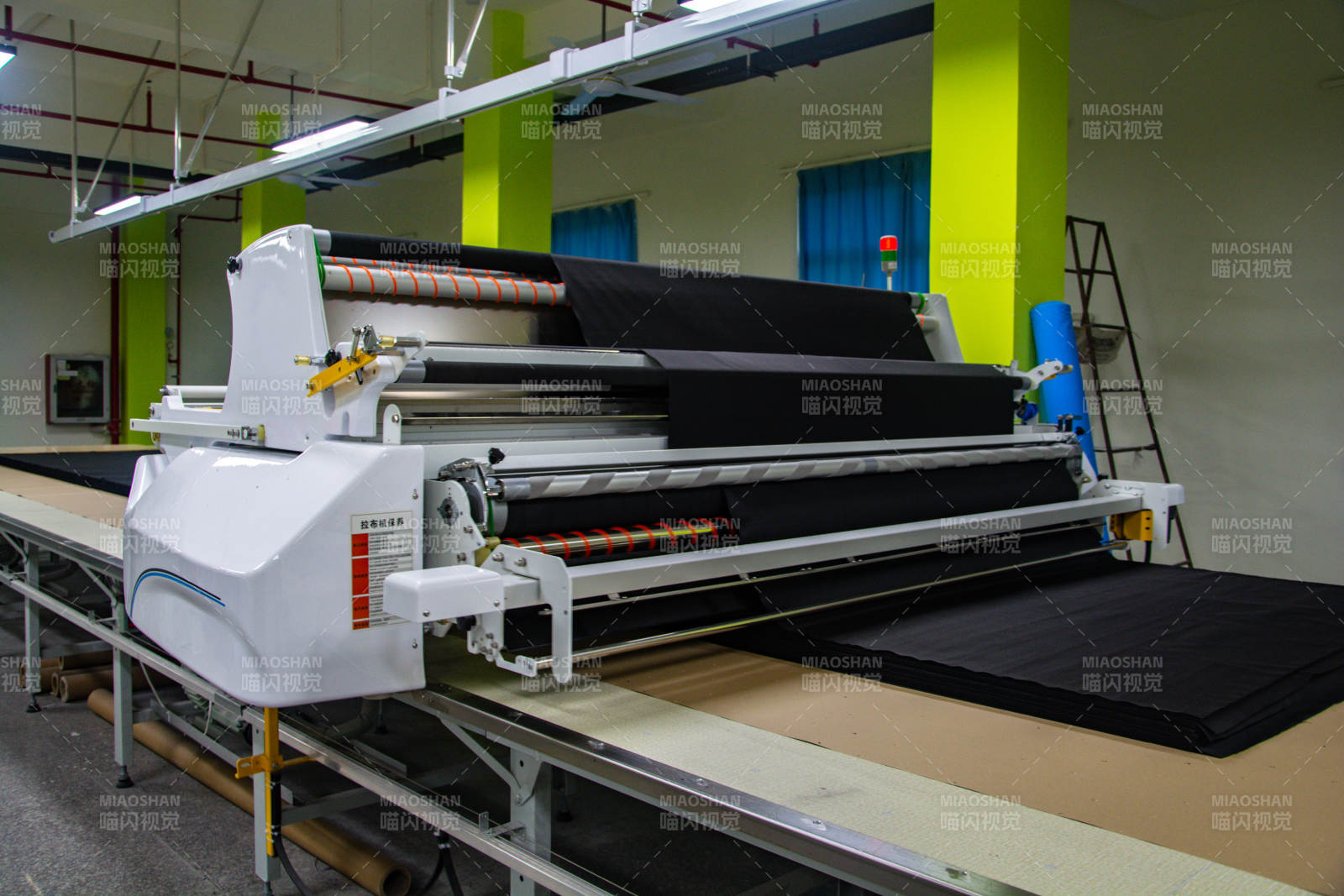 工业印花机作业中图片