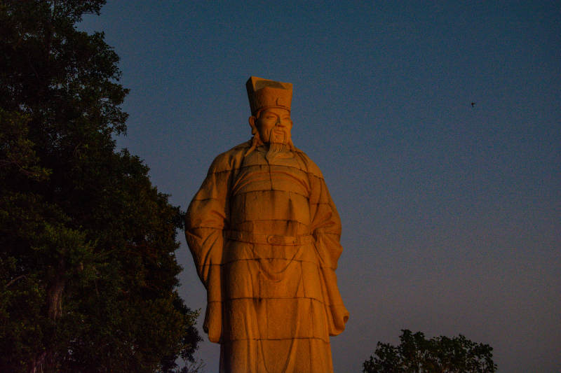 夜色中的古代雕像图片