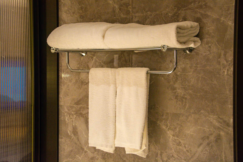 浴室毛巾架特写图片