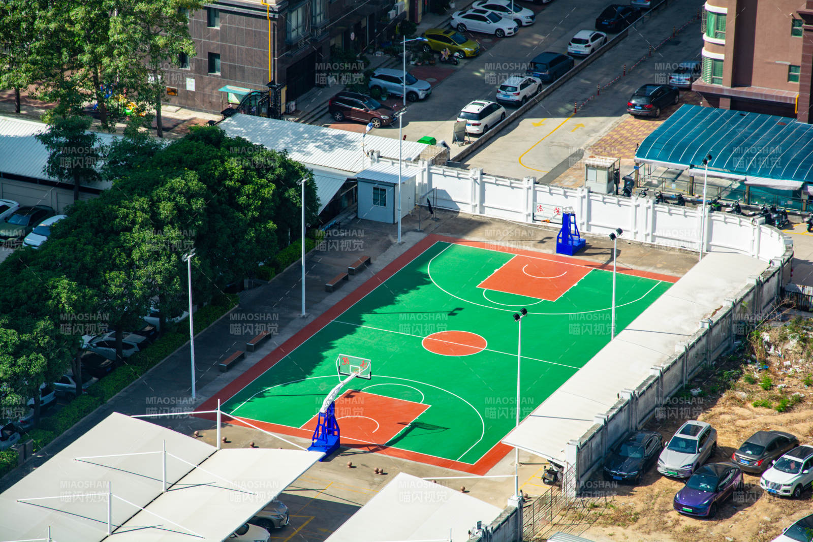 城市篮球场航拍图片
