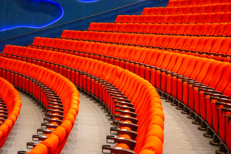 红色阶梯座椅图片