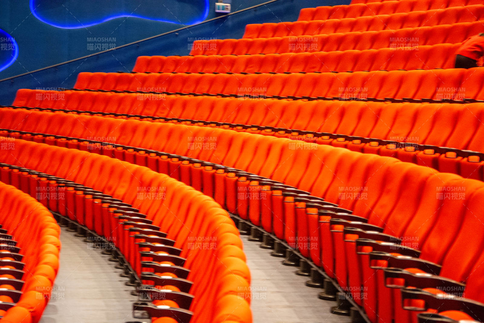 橙色座椅的阶梯剧场图片