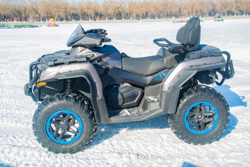 雪地四轮越野车图片