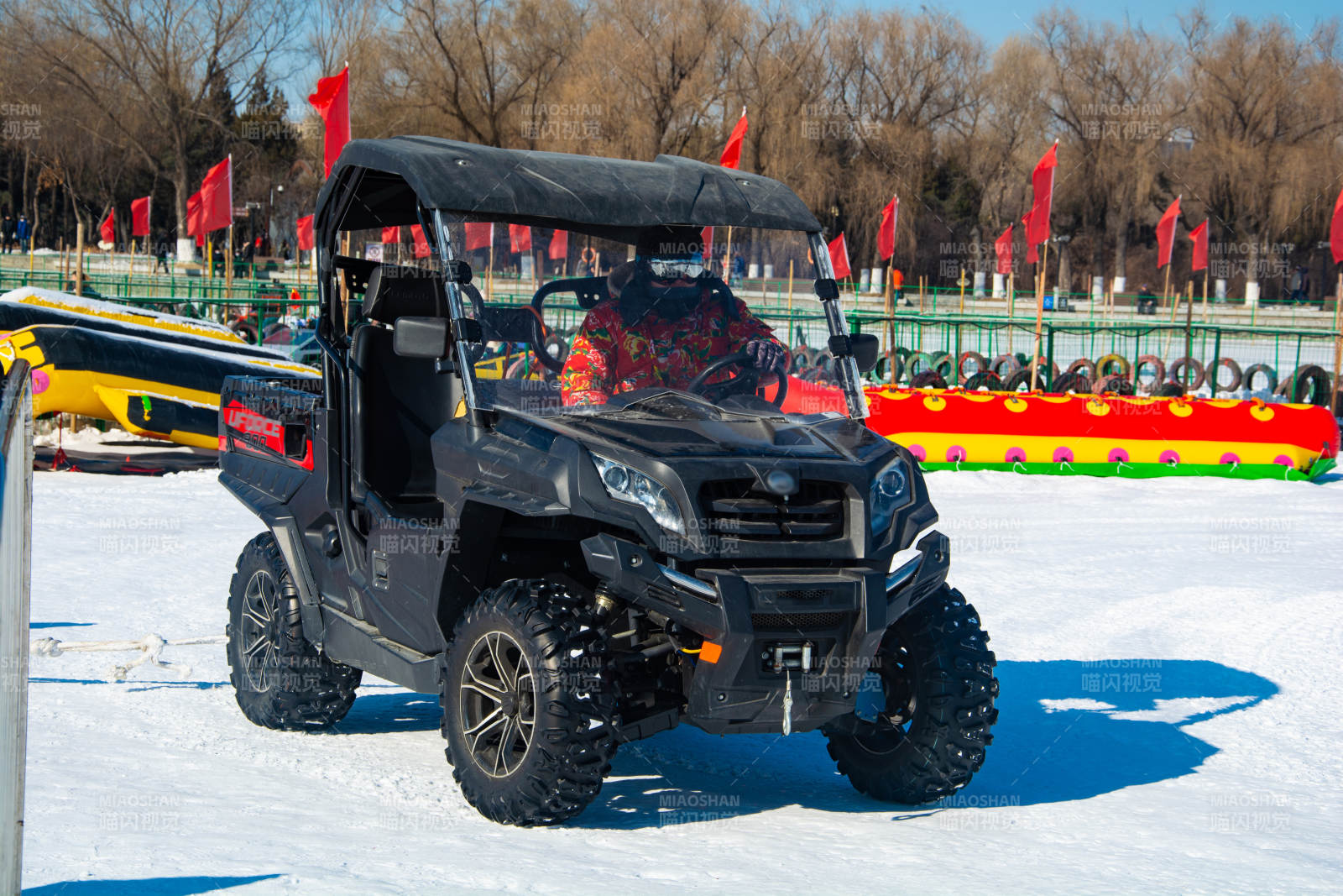 雪地越野车驰骋图片