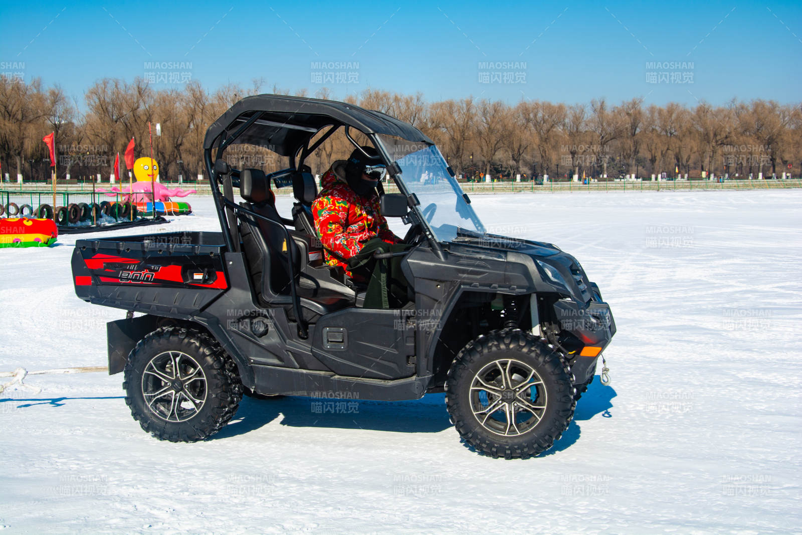 雪地越野车驰骋图片