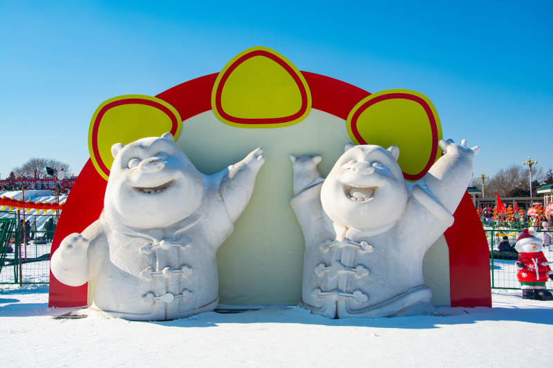 雪雕双熊迎宾图片