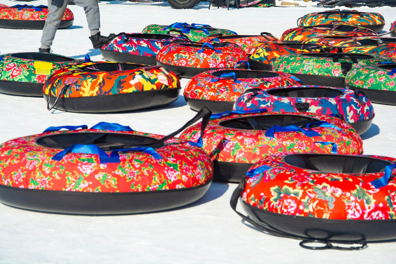 雪地上的彩色雪圈图片