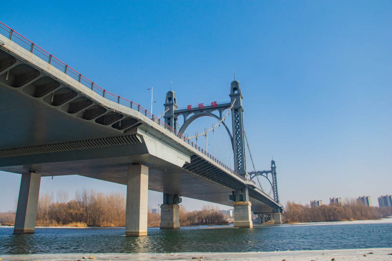 大桥横跨碧水蓝天图片
