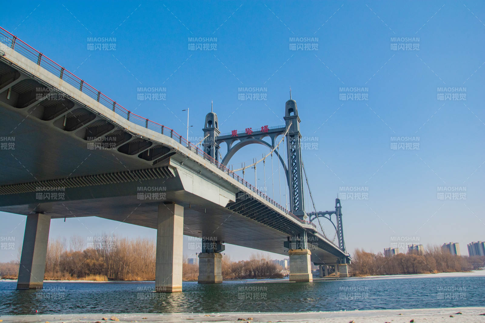 大桥横跨碧水蓝天图片