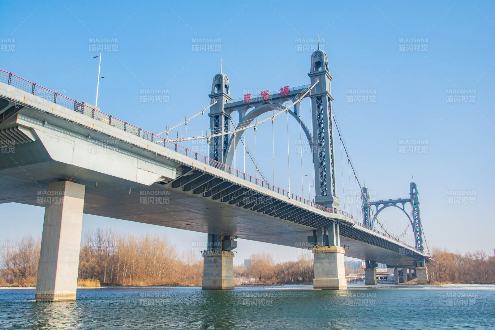 大桥横跨碧水蓝天图片