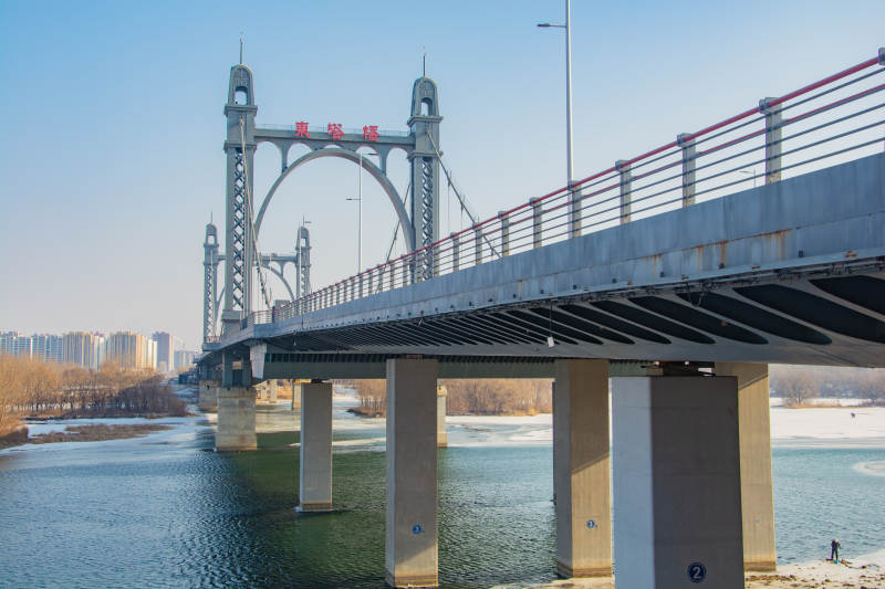 桥跨碧水映蓝天图片