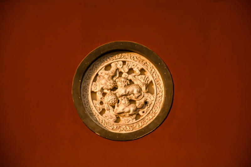 古铜雕花镜图片