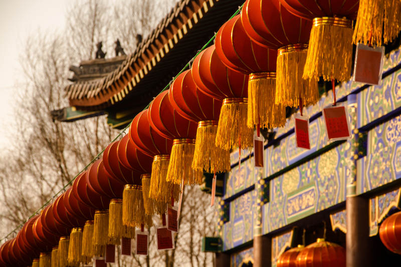 新年红灯笼挂檐下图片