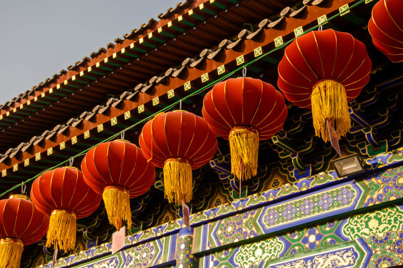 红灯笼映古檐图片