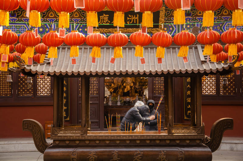 庙前祈福迎新春图片