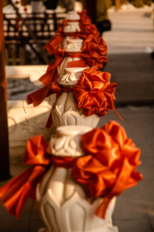 红绸花饰石柱图片