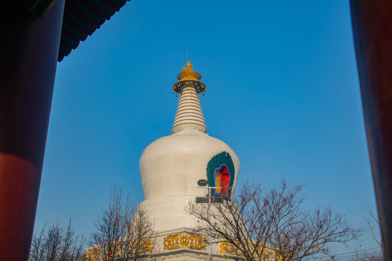 白塔映蓝天图片