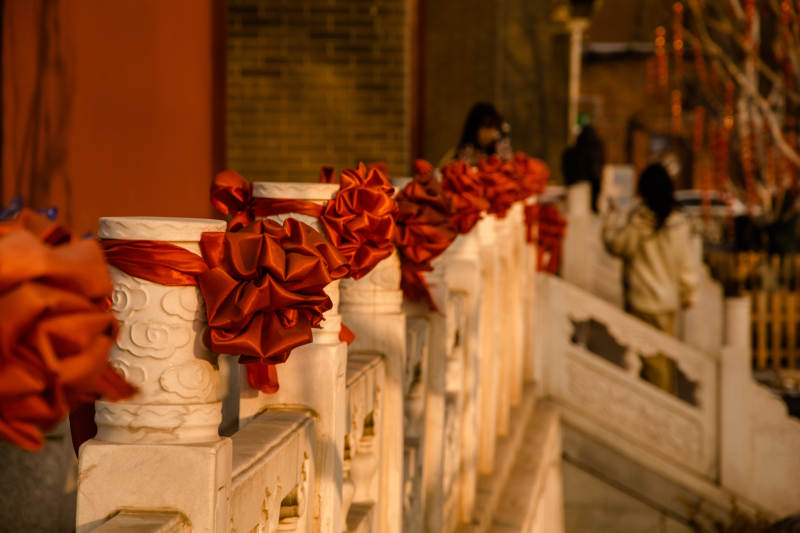 红绸点缀汉白玉栏杆图片