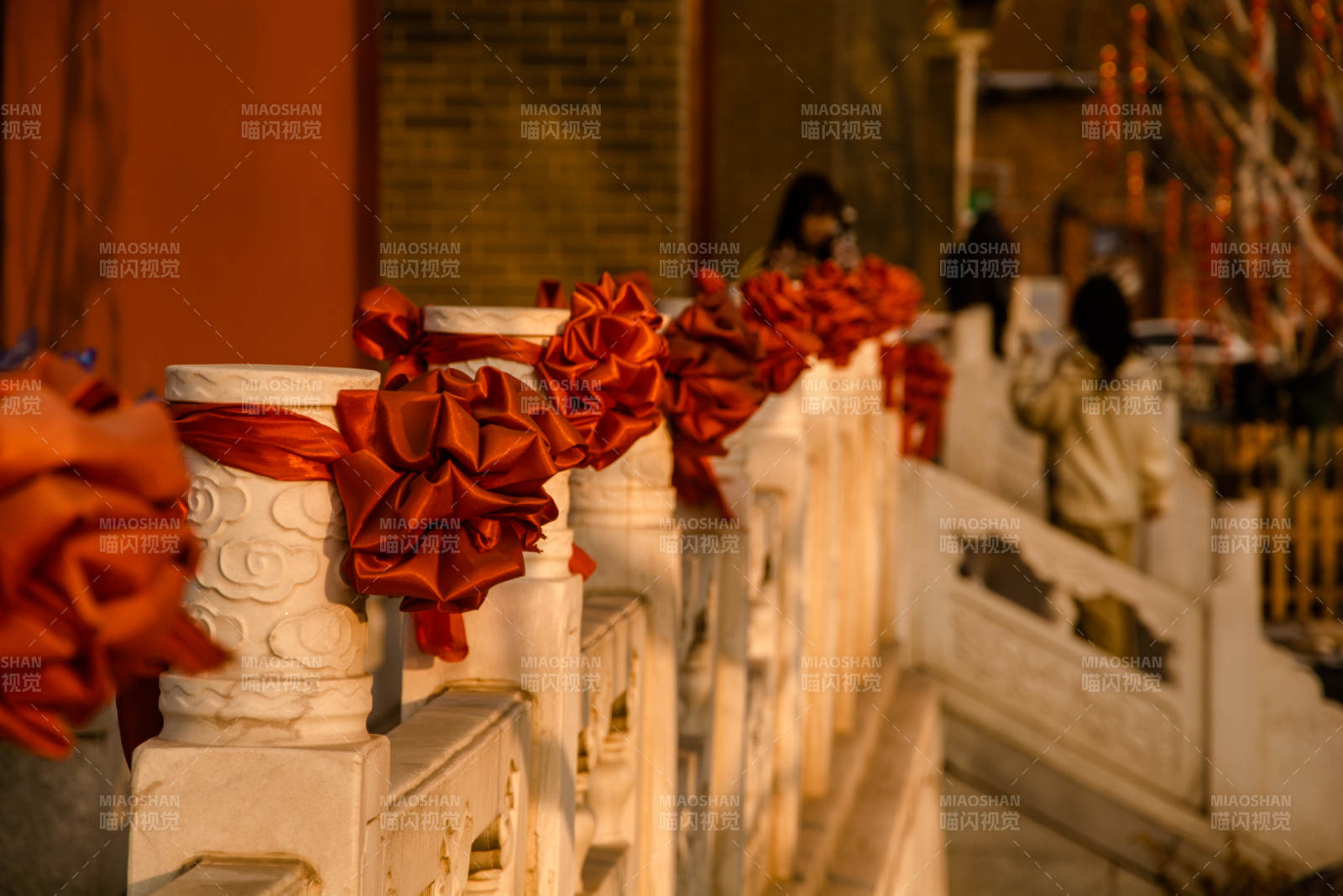 红绸点缀古栏杆图片