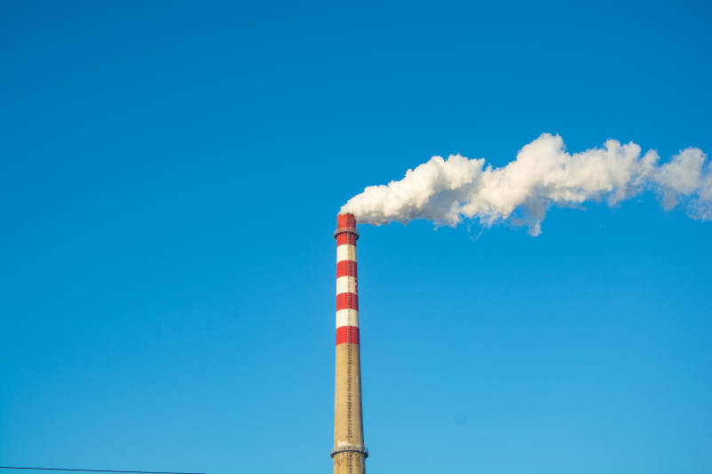烟囱排放白烟图片