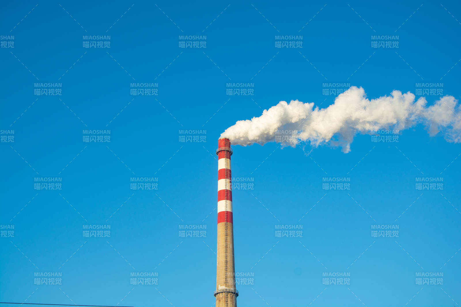 烟囱排放白烟图片