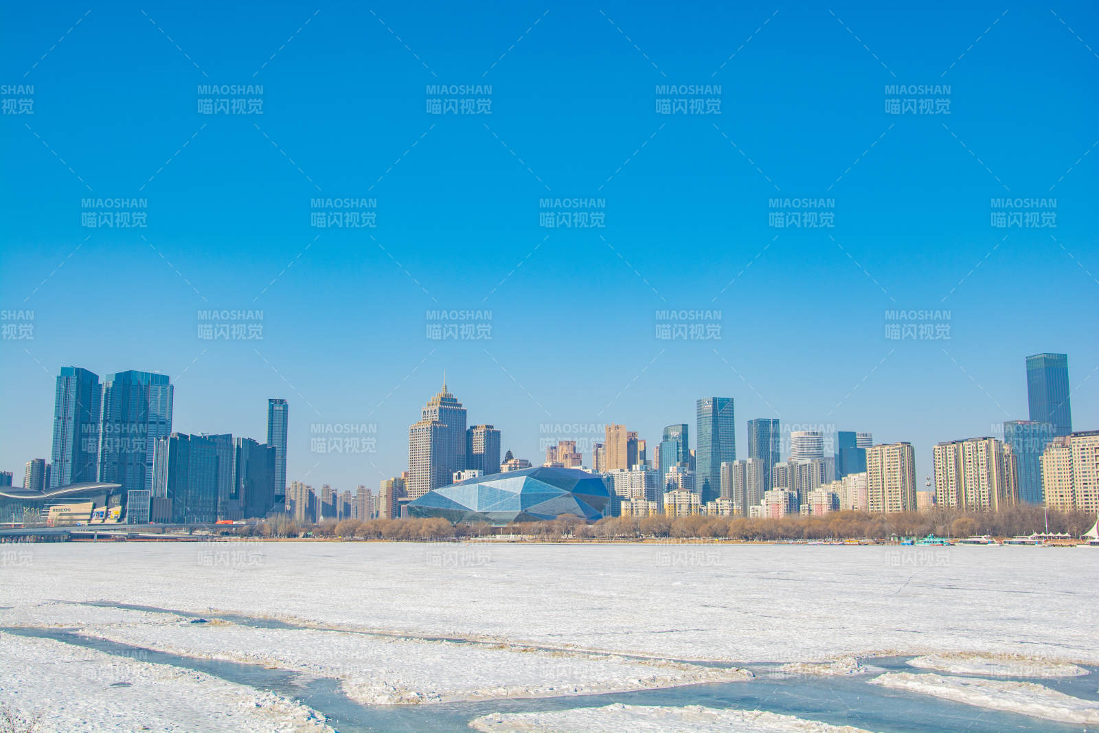 冰封河畔城市天际线图片