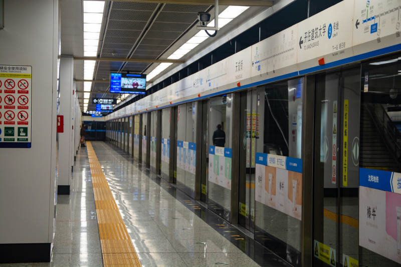 地铁站台静候列车图片