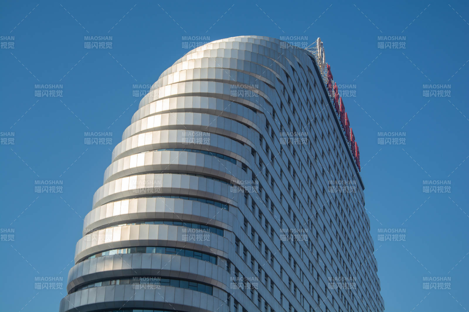 现代建筑蓝天映衬图片