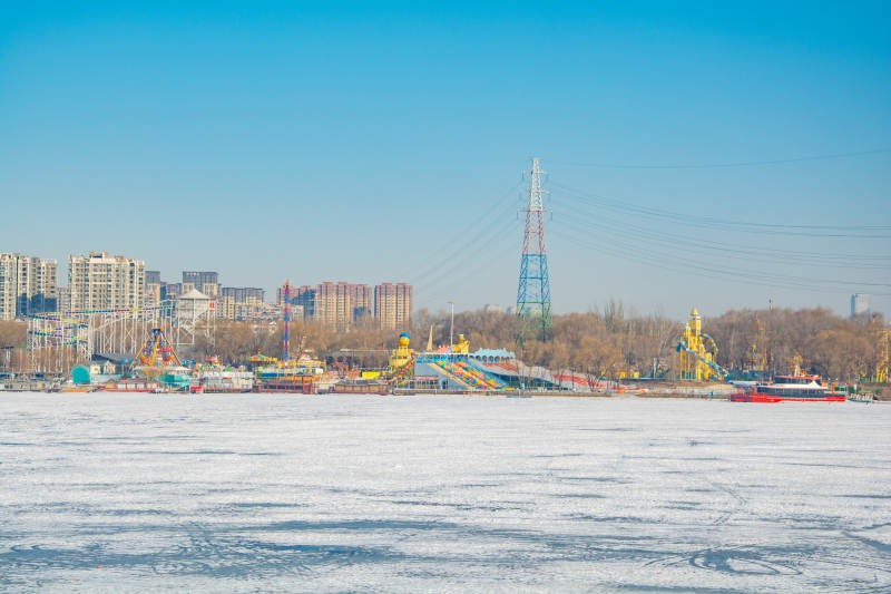 冰封河面城市风光图片