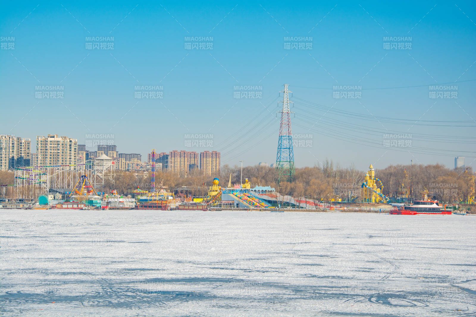 冰封河面城市风光图片