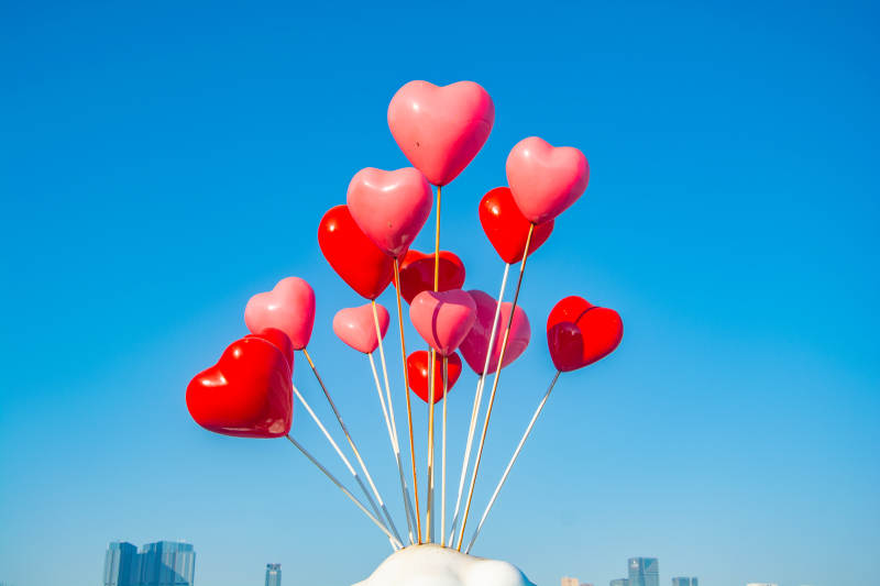 爱心气球迎风飘图片