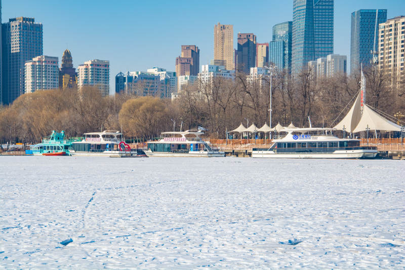 冬天冰封湖面城市天际线图片