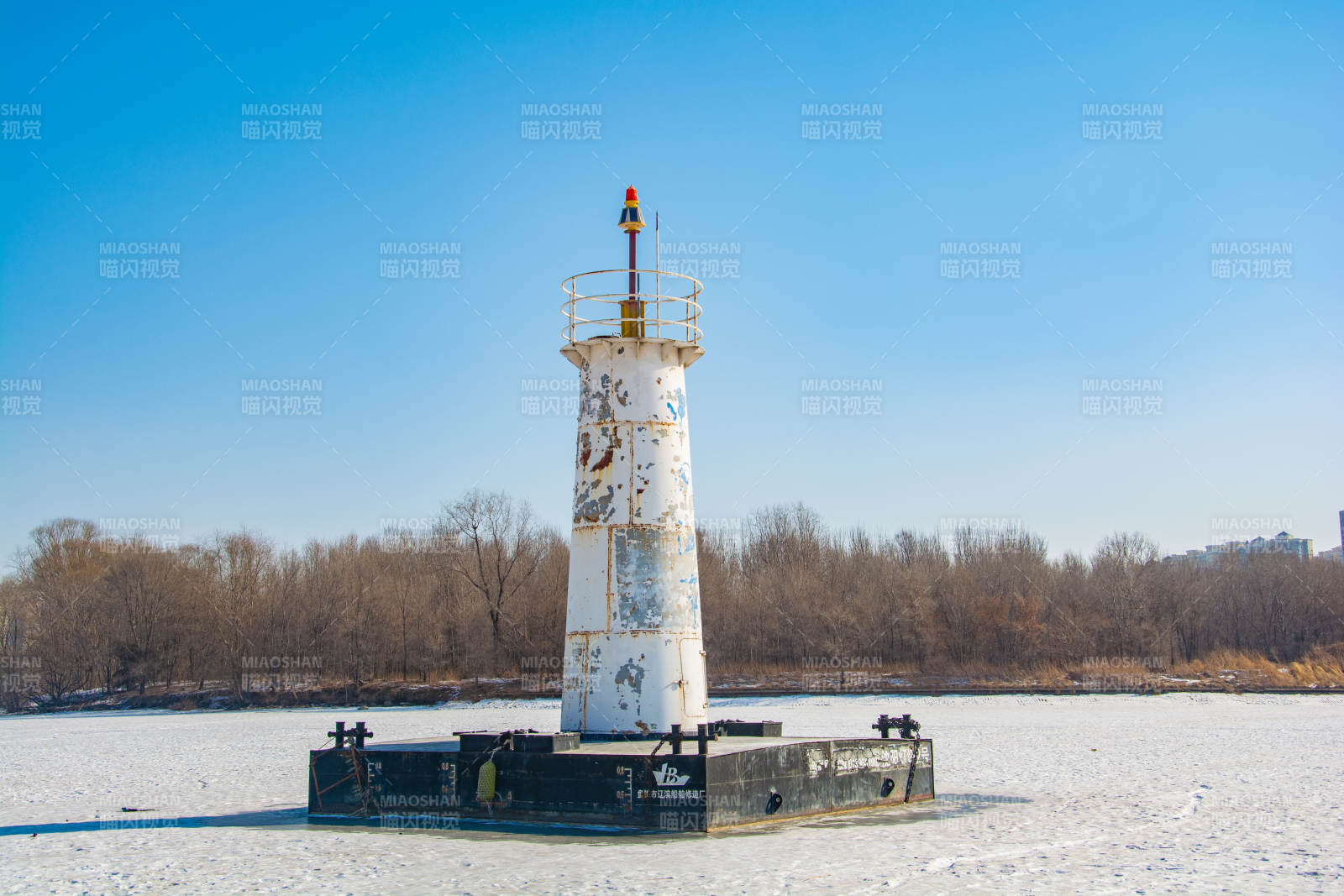 冰湖上的灯塔信号塔图片