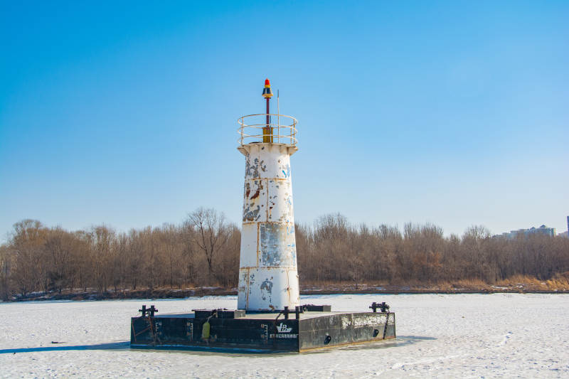 冰湖上的灯塔信号塔图片