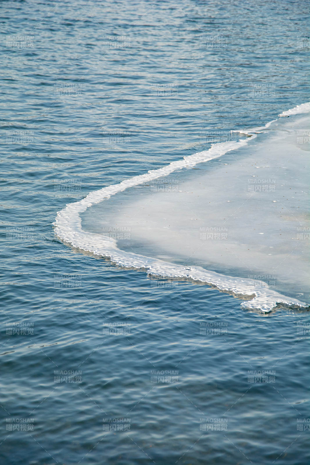 冰水交融的河水边缘图片