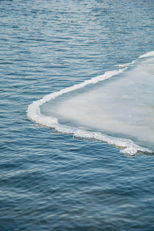 冰水交融的河水边缘图片