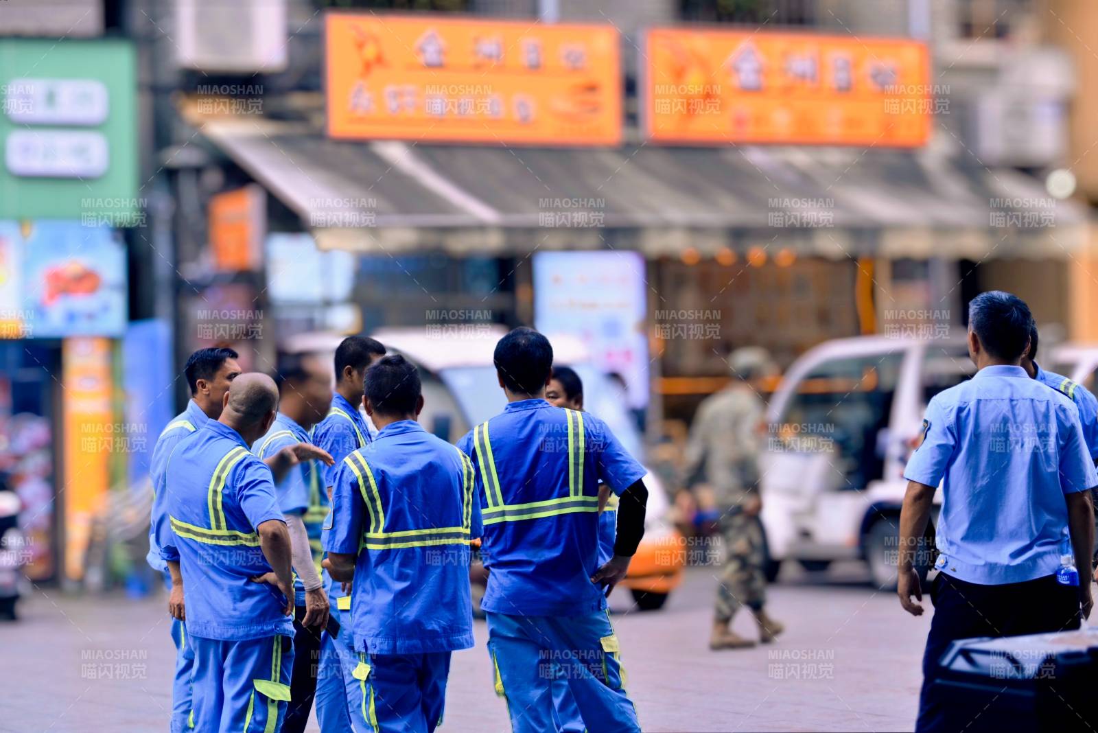 环卫工人街头作业图片