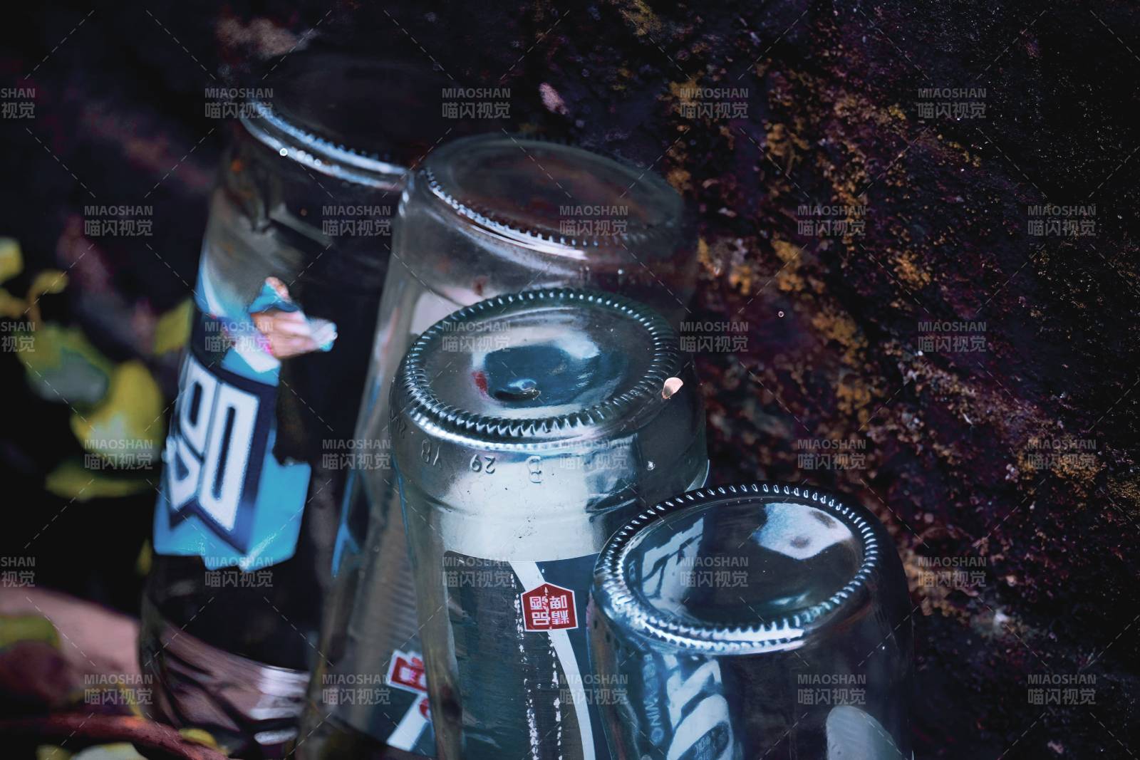 罐装饮料堆叠特写图片