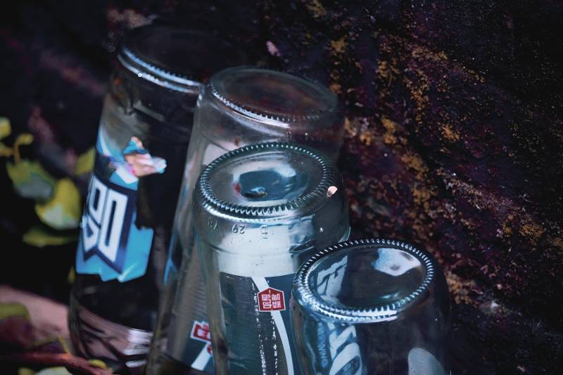 罐装饮料堆叠特写图片