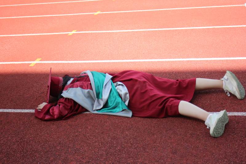 跑道上的疲惫身影图片
