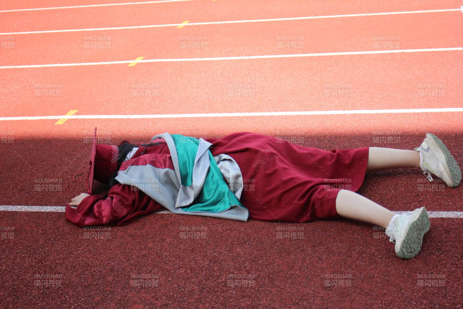 跑道上的疲惫身影图片