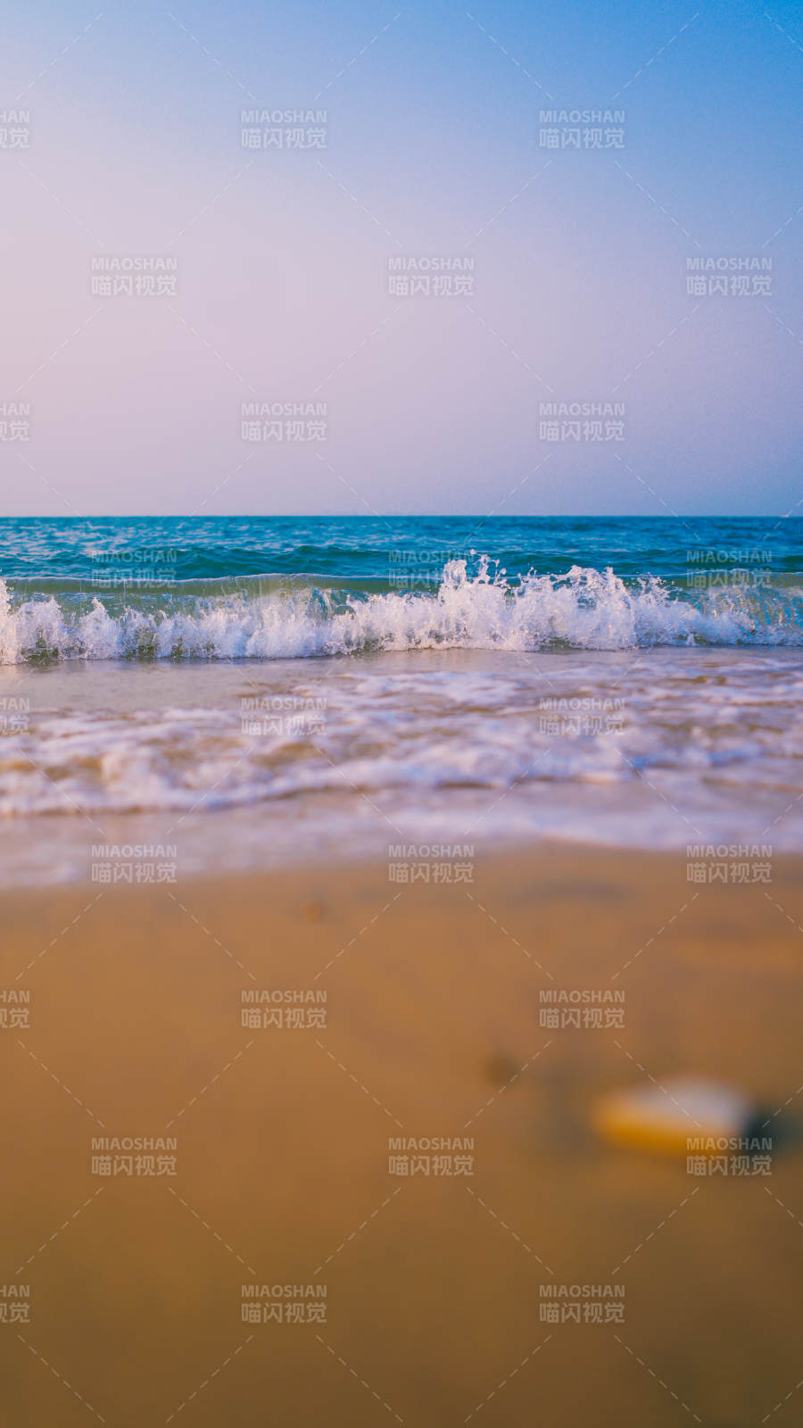 海浪轻拍沙滩图片