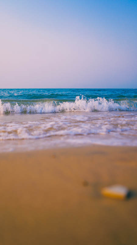 海浪轻拍沙滩图片