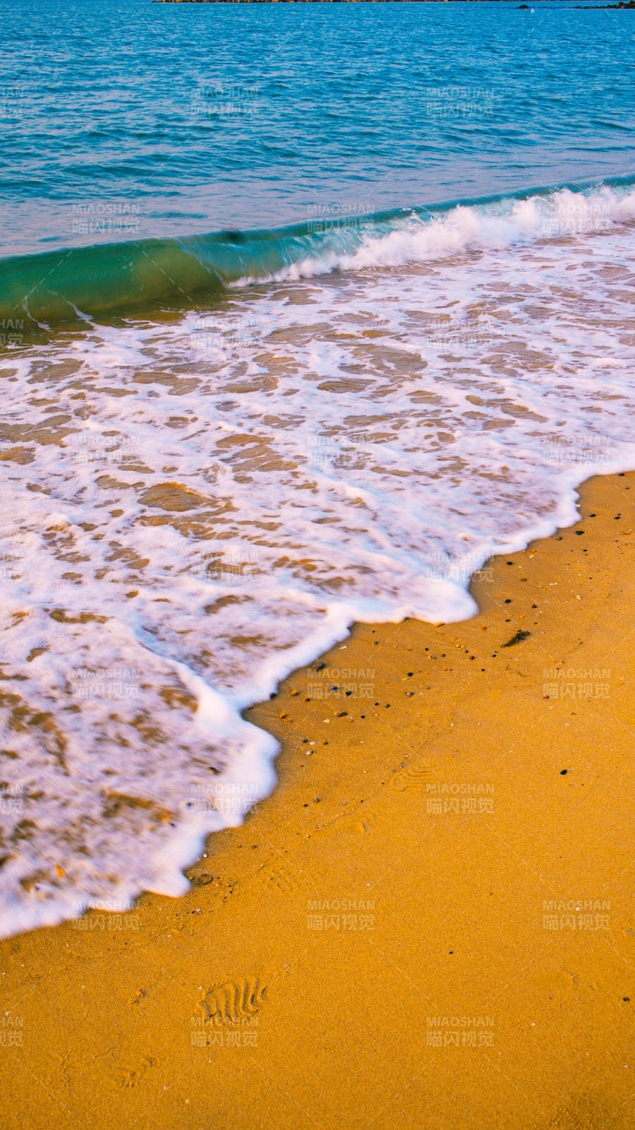 海浪轻抚沙滩图片