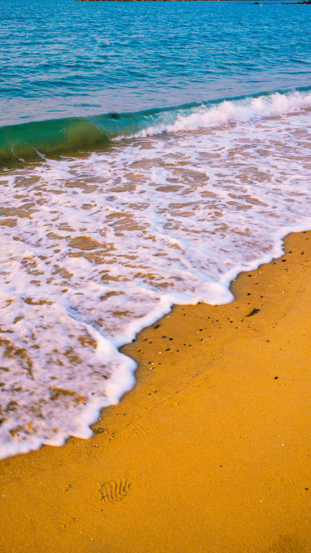 海浪轻抚沙滩图片