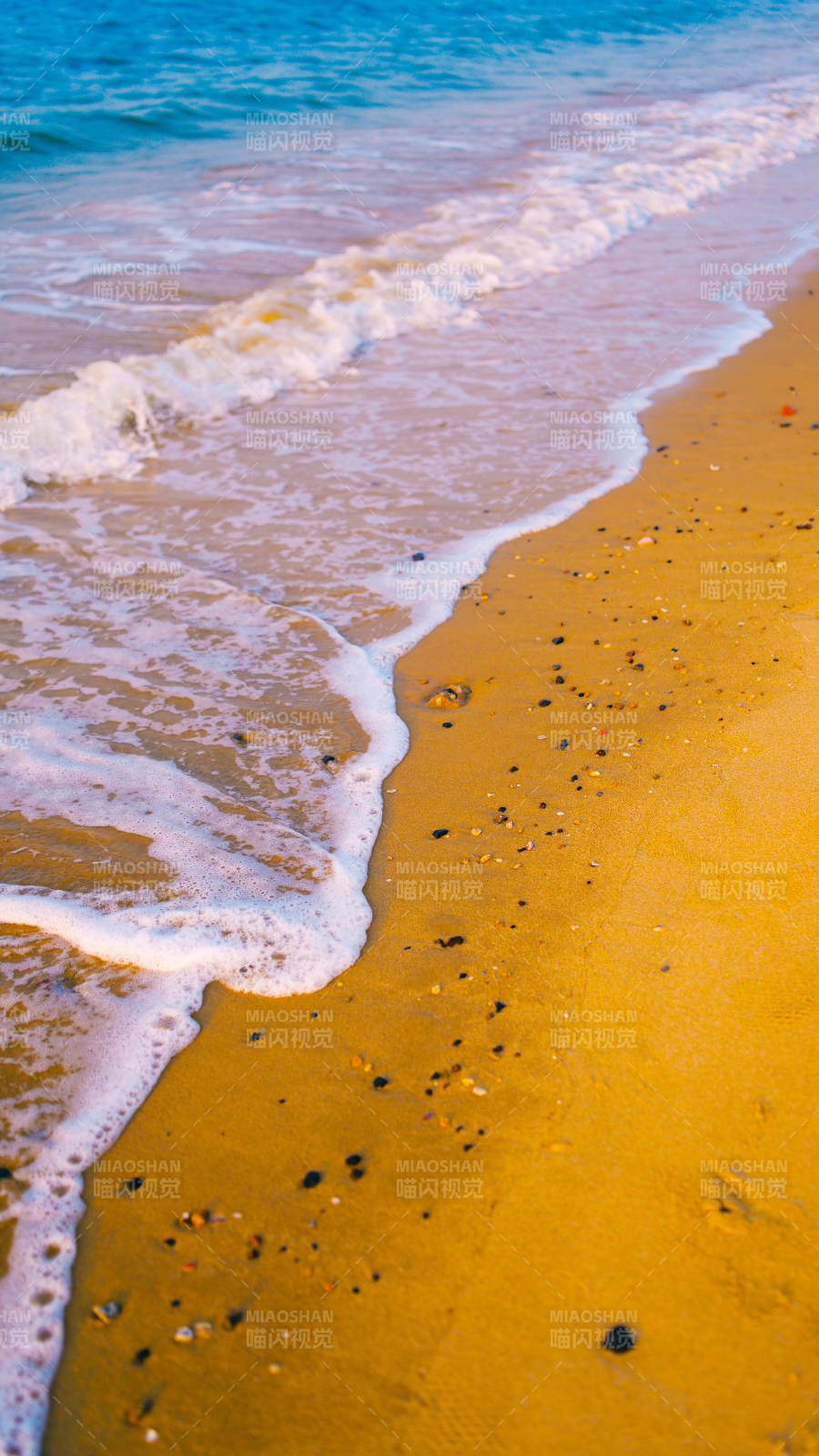 浪花轻抚金色沙滩图片