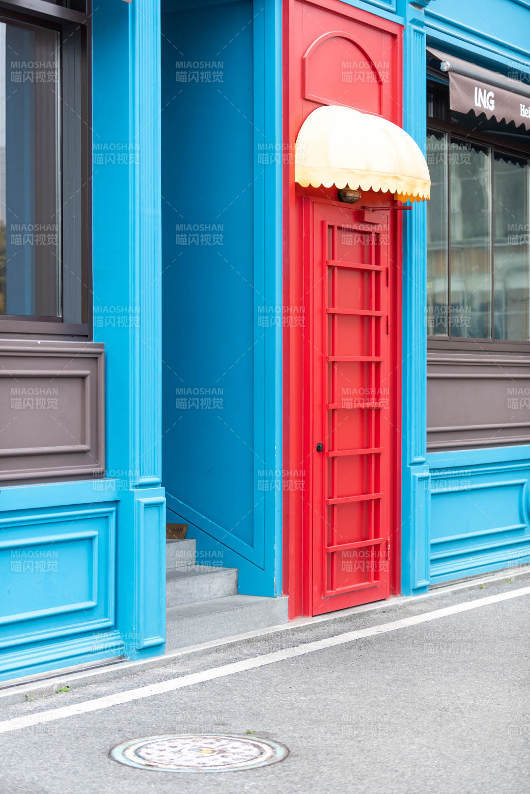 蓝墙红门小屋图片