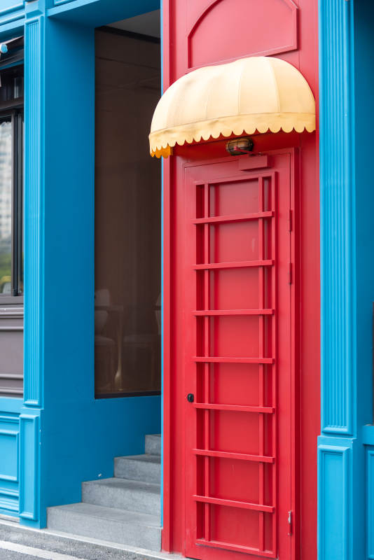 红门蓝墙小屋图片