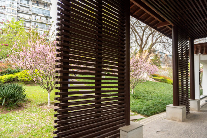 庭院春景 花木扶疏图片